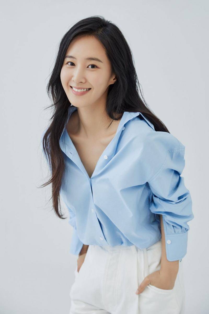 Yuri SNSD (twitter.com/SMTOWNGLOBAL)