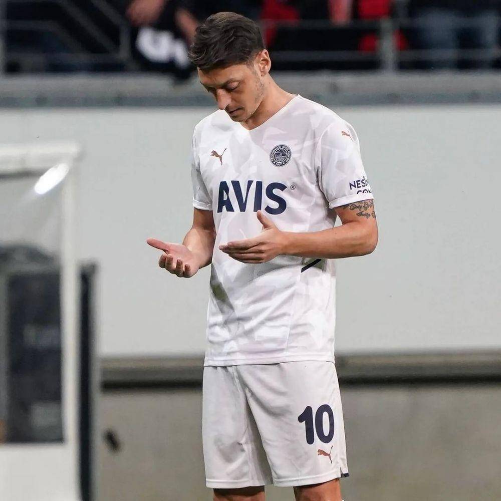 Mesut Ozil memanjatkan doa sebelum memulai pertandingan bersama Fenerbahce. (instagram.com/m10_official)