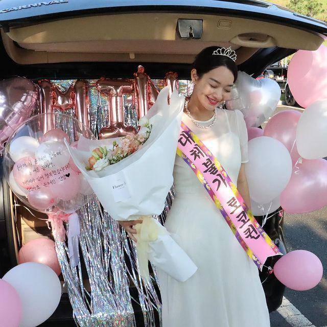 potret Shin Min Ah dibalik layar drama Hometown Cha-Cha-Cha (instagram.com/ament_official)