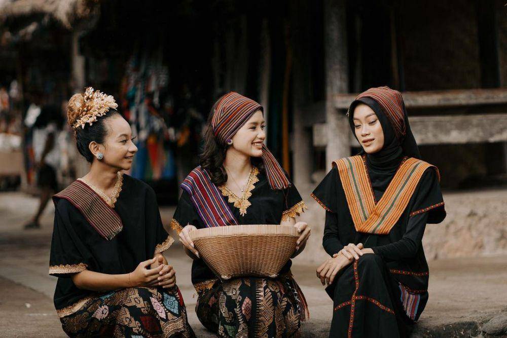 potret Sarah Menzel (tengah) pakai baju adat NTB (instagram.com/ssarah_menzel)