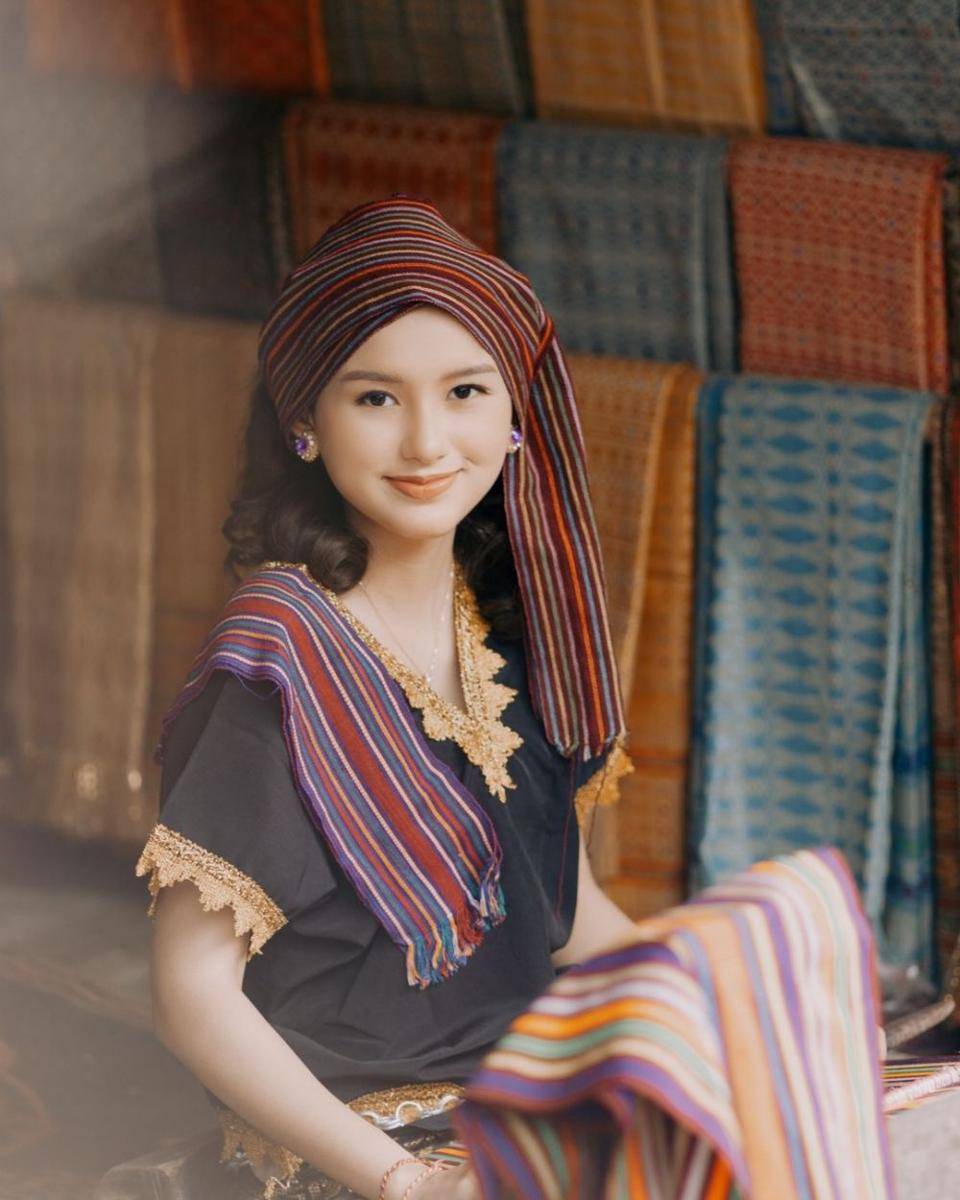 potret Sarah Menzel pakai baju adat NTB (instagram.com/deraian._)