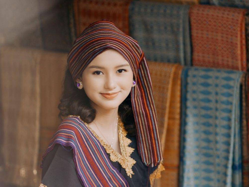 potret Sarah Menzel pakai baju adat NTB (instagram.com/deraian._)