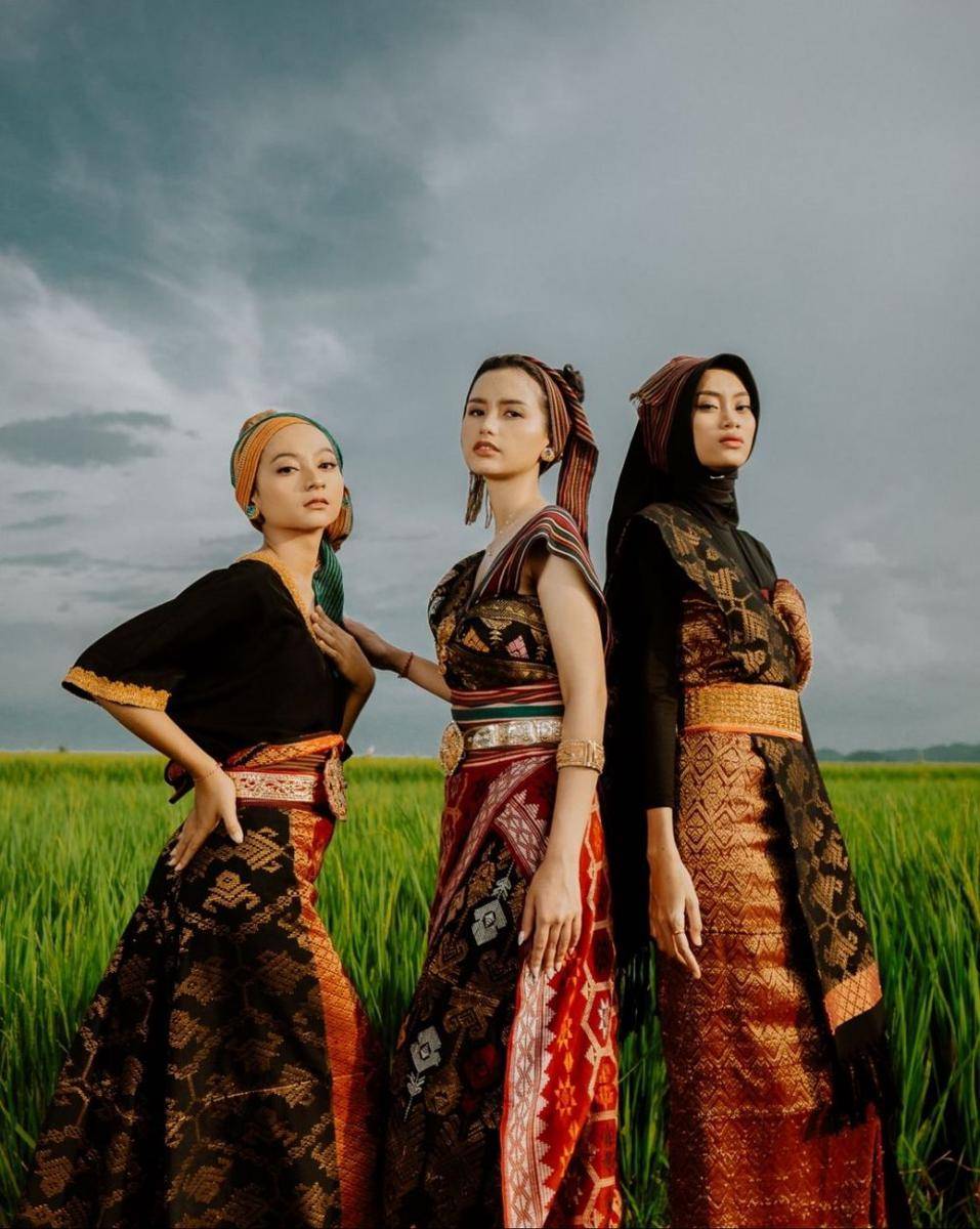 potret Sarah Menzel (tengah) pakai baju adat NTB (instagram.com/deraian._)