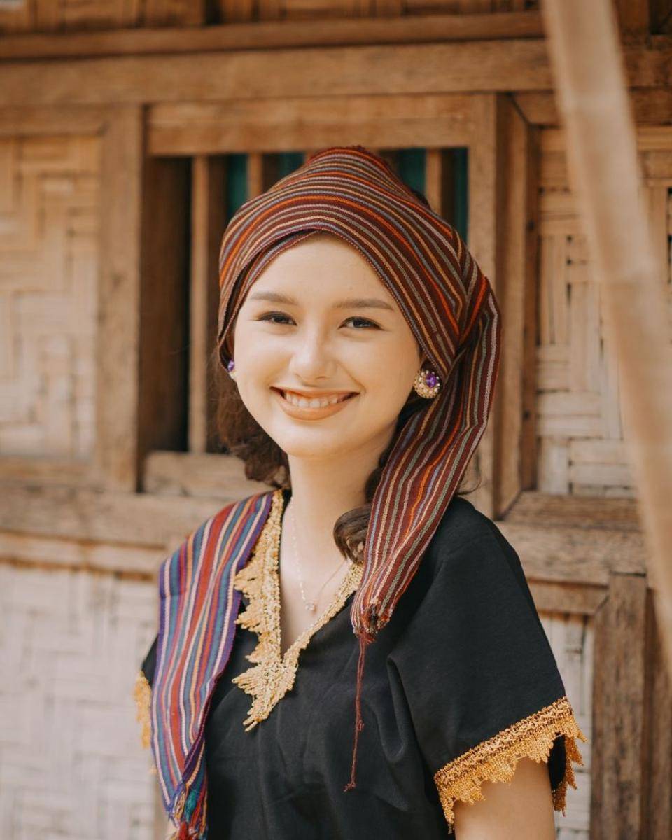 potret Sarah Menzel pakai baju adat NTB (instagram.com/deraian._)