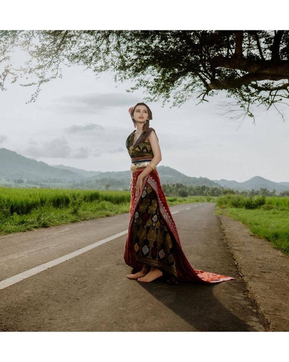potret Sarah Menzel pakai baju adat NTB (instagram.com/deraian._)