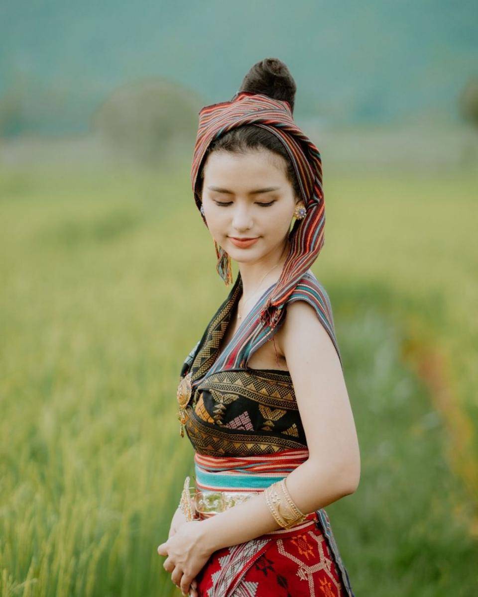 potret Sarah Menzel pakai baju adat NTB (instagram.com/deraian._)
