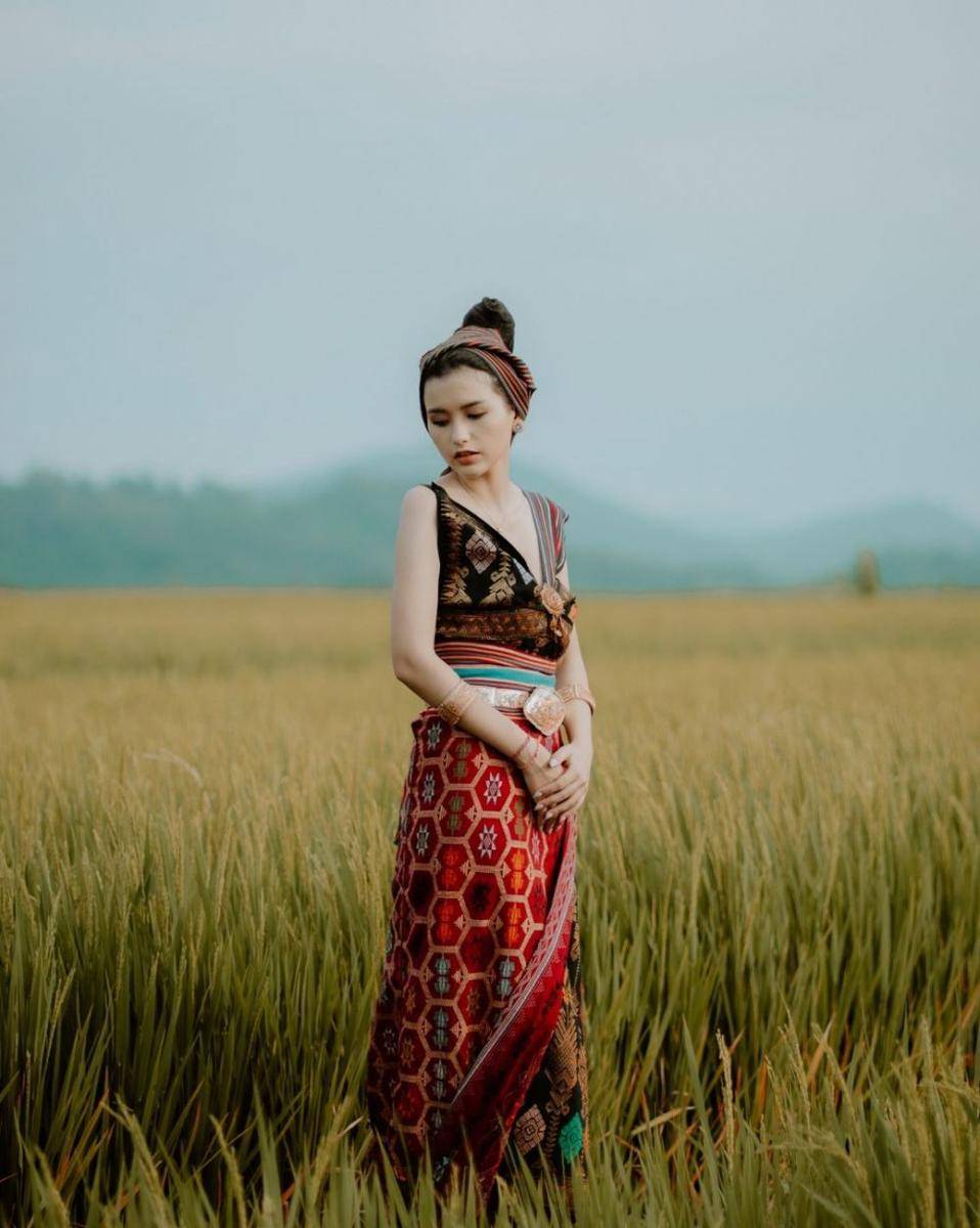 potret Sarah Menzel pakai baju adat NTB (instagram.com/deraian._)