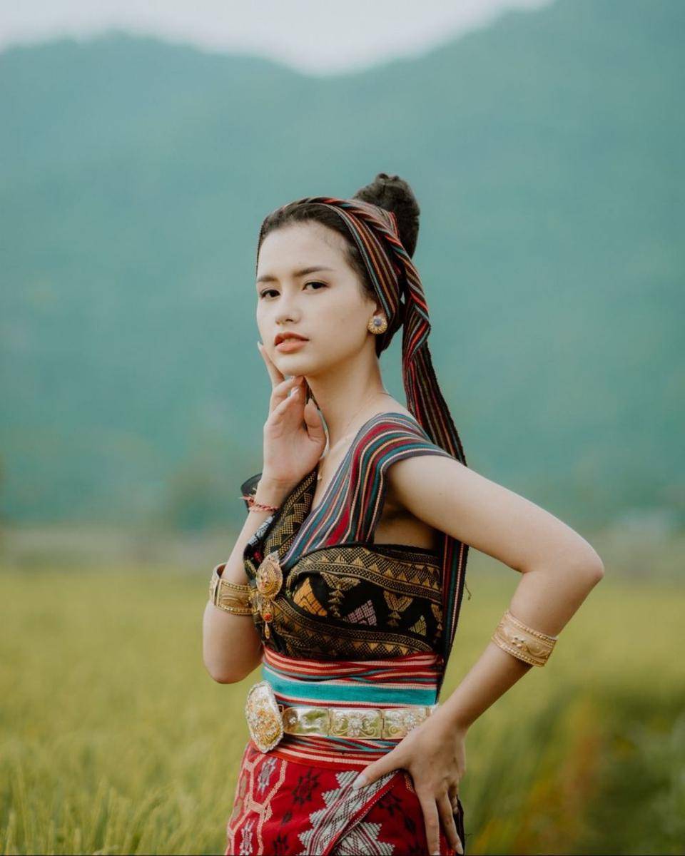 potret Sarah Menzel pakai baju adat NTB (instagram.com/deraian._)
