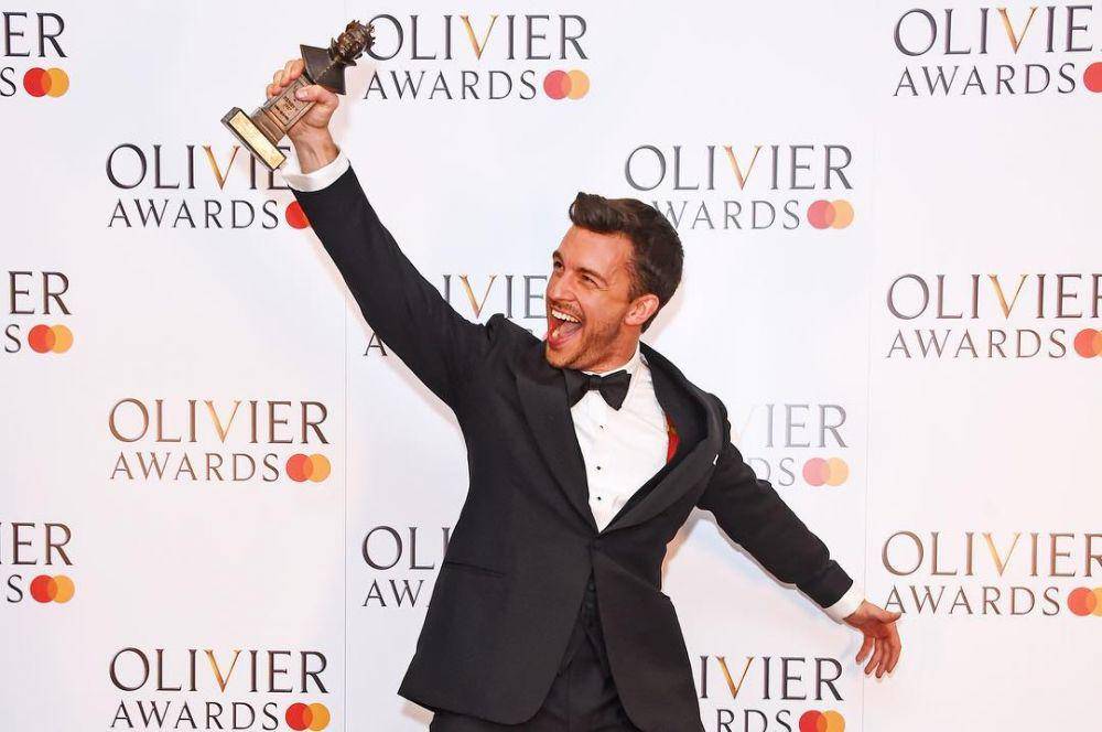 potret Jonathan Bailey dalam Olivier Awards (instagram.com/jbayleaf)