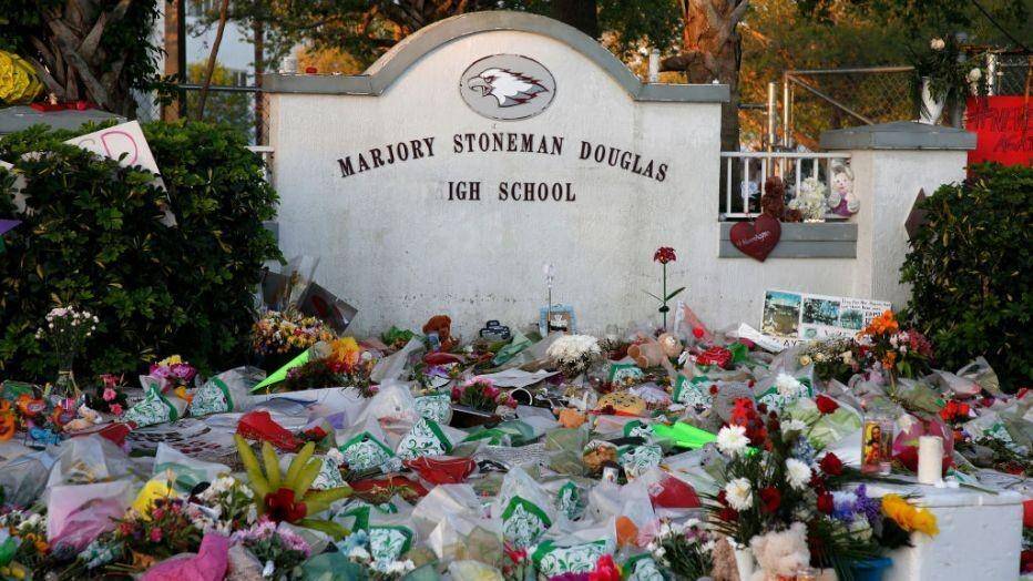 Buket bunga sengaja diletakkan untuk mengenang korban tewas. (fox13news.com/Tampa Bay)
