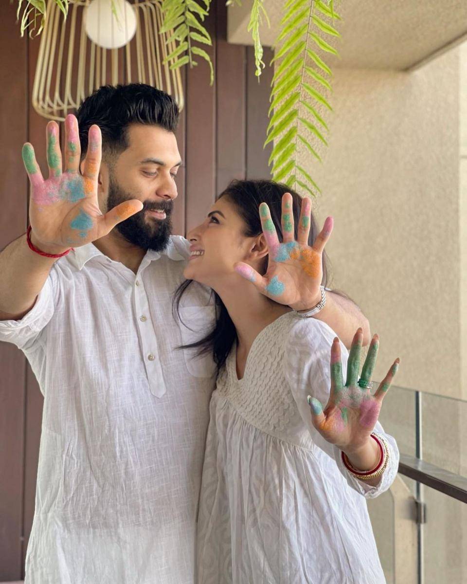 Festival Holi artis India (Instagram.com/imouniroy/)