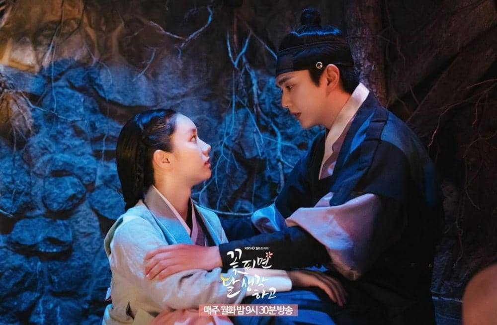 Lee Hye Ri dan Yoo Seung Ho di drama Moonshine