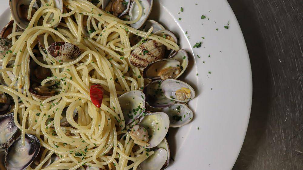 ilustrasi spaghetti alle vongole (unsplash.com/Ensora)