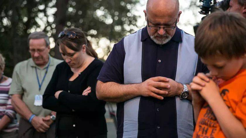 Keluarga dan kerabat korban berkumpul untuk berdoa bersama. (latimes.com/Marcus Yam)