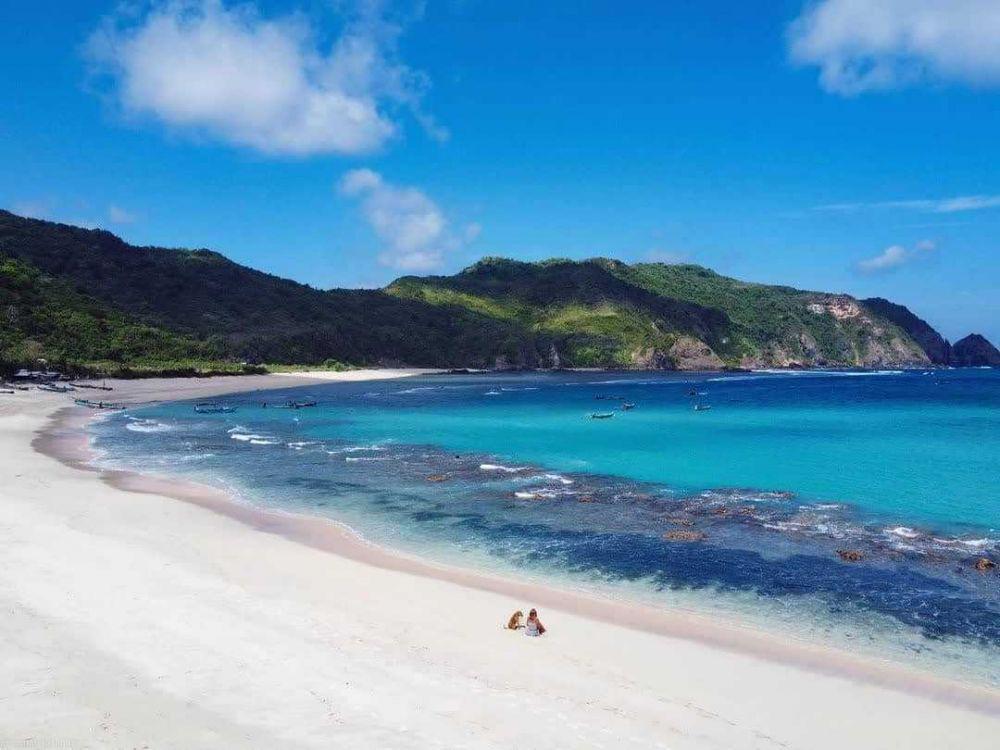 10 Potret Pantai Mawun di Lombok, Gradasi Airnya Memanjakan Mata!