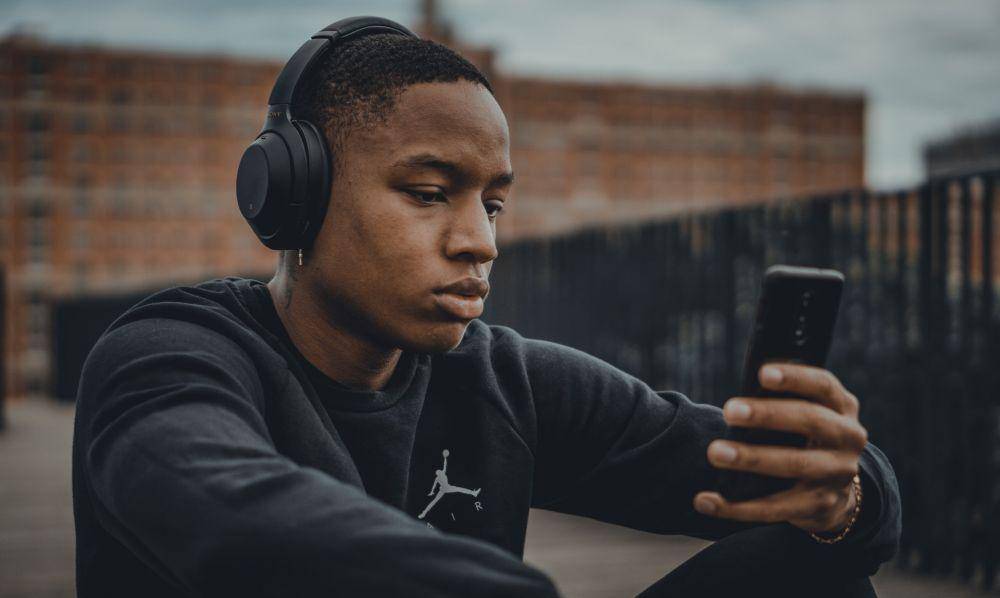ilustrasi mendengarkan musik (unsplash.com/Ilias Chebb)