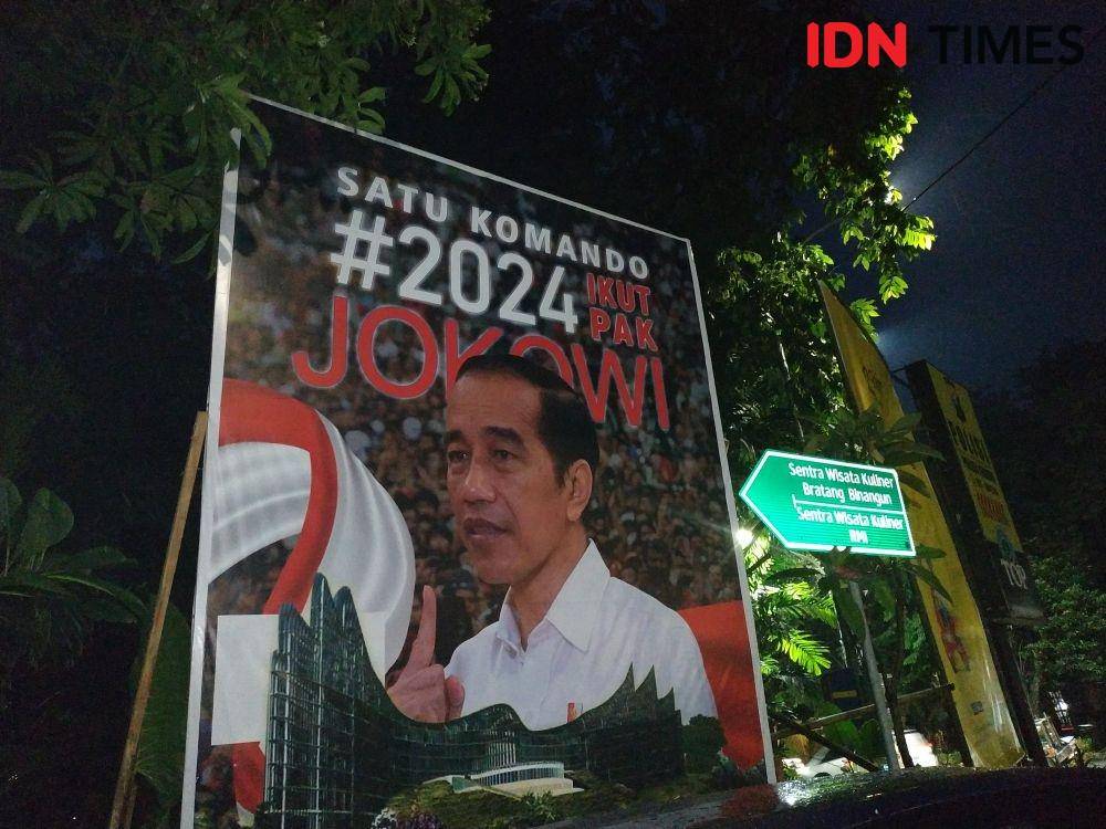 Baliho Jokowi terpasang di Jalan Bratang Surabaya. (IDN Times/Khusnul Hasana)