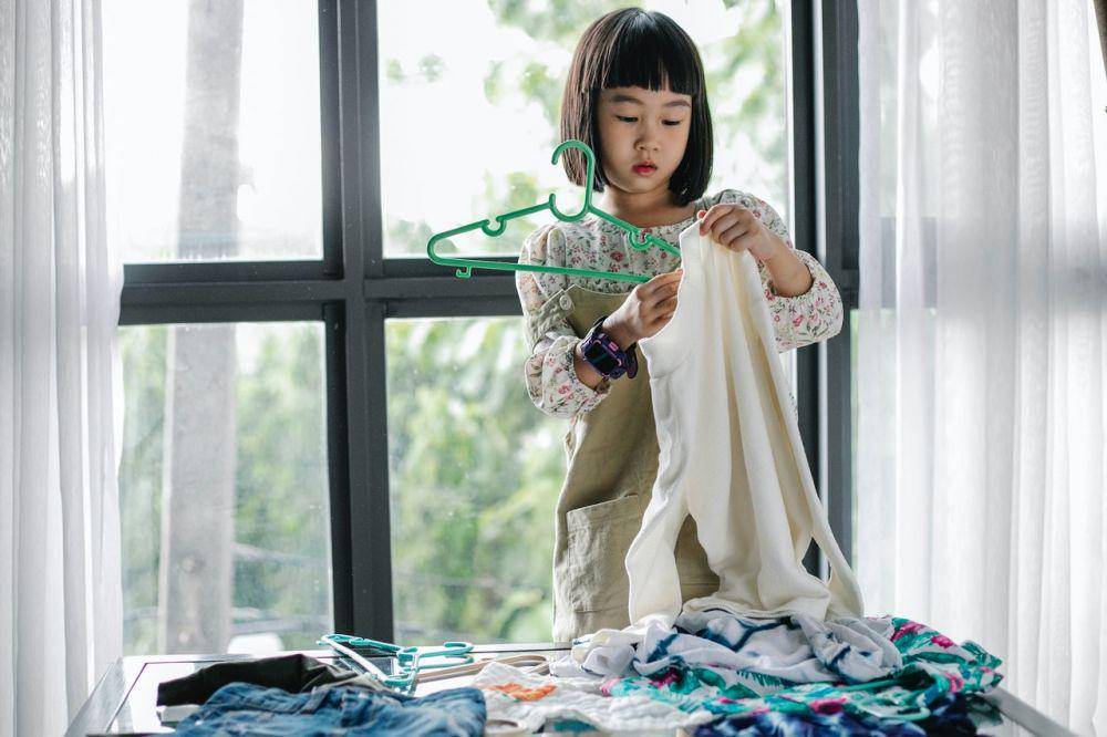 ilustrasi anak merapikan baju (pexels.com/Alex Green)