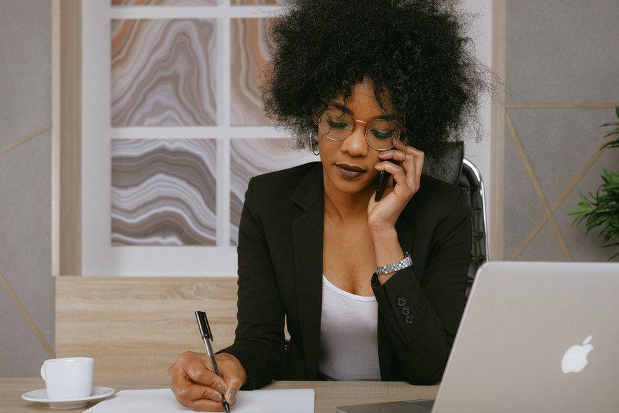 5 Body Language yang Bikin Kamu Terlihat Percaya Diri, Wibawa Nambah!