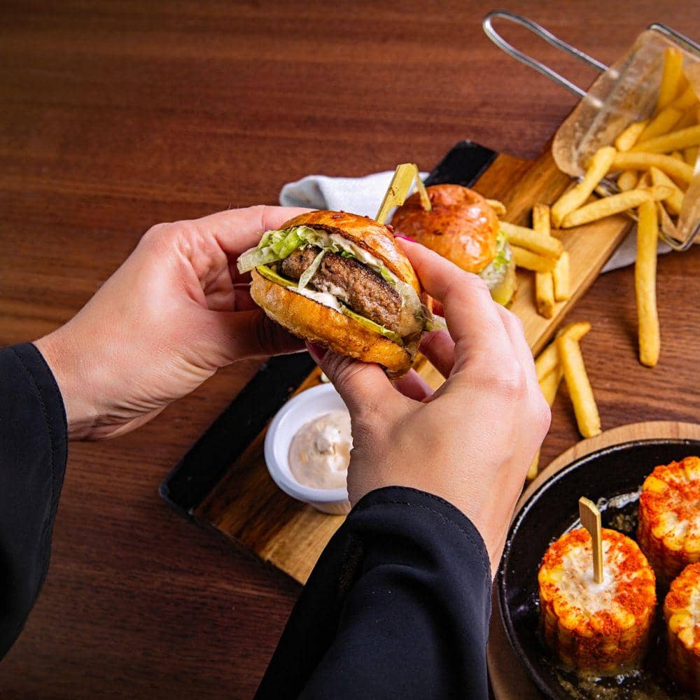 ilustrasi makan junkfood