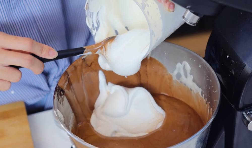 Proses membuat chocolate mousse (youtube.com/Devina Hermawan)