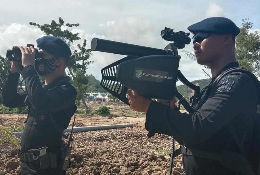 Tim Anti Drone Polda NTB mengintai drone-drone ilegal yang diterbangkan saat gelaran MotoGP Mandalika (IDN Times/Dok. Polda NTB)