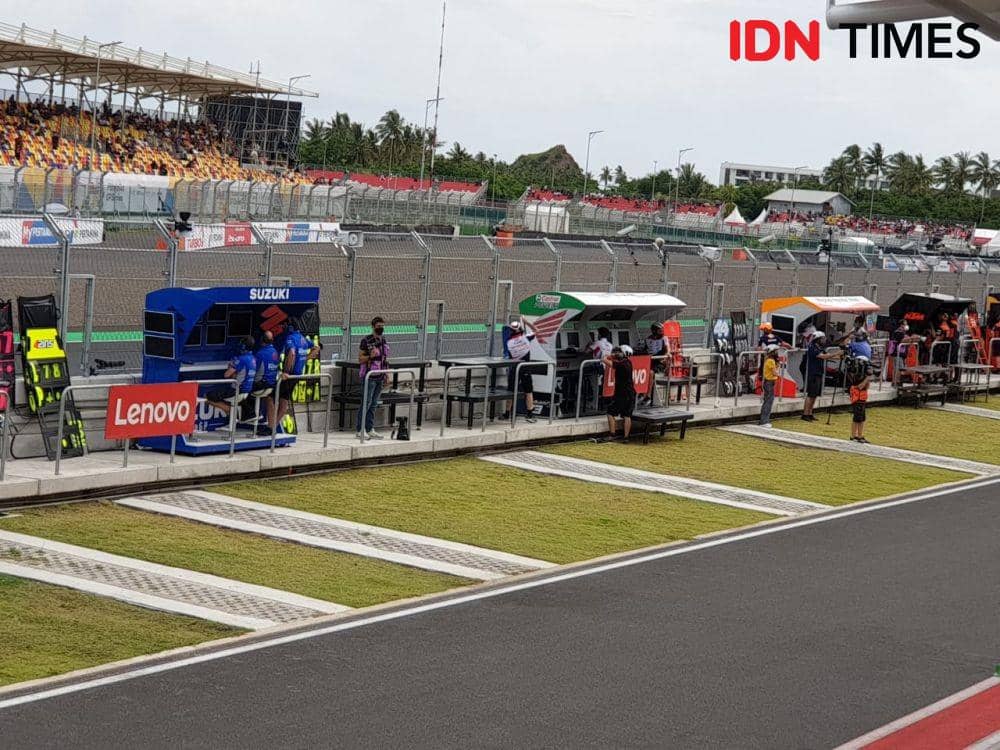 Suasana saat event MotoGP 2022 di Sirkuit Mandalika berlangsung pada Sabtu (19/3/2022). (IDN Times/Uni Lubis)