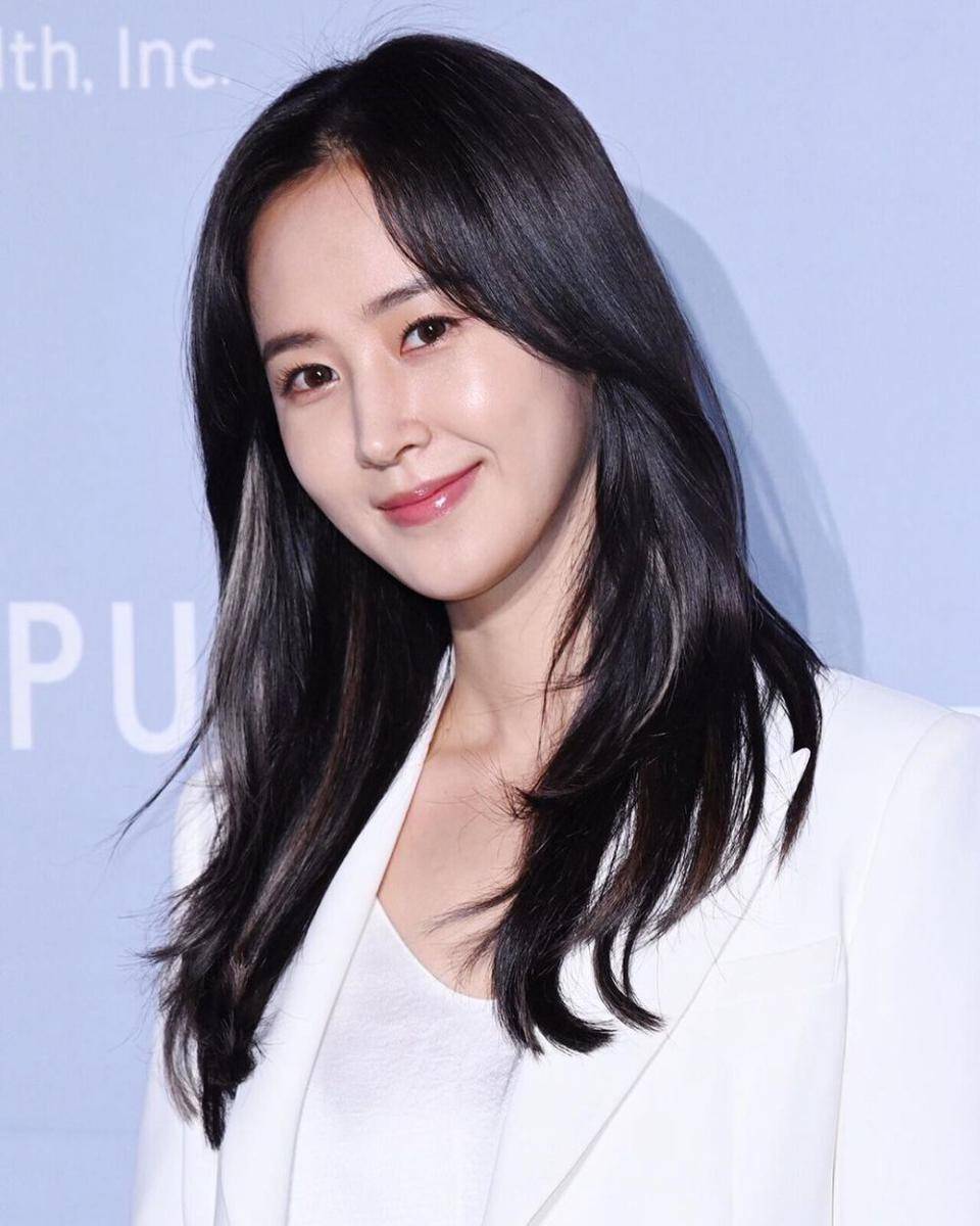 Yuri SNSD (instagram.com/yulyulk)