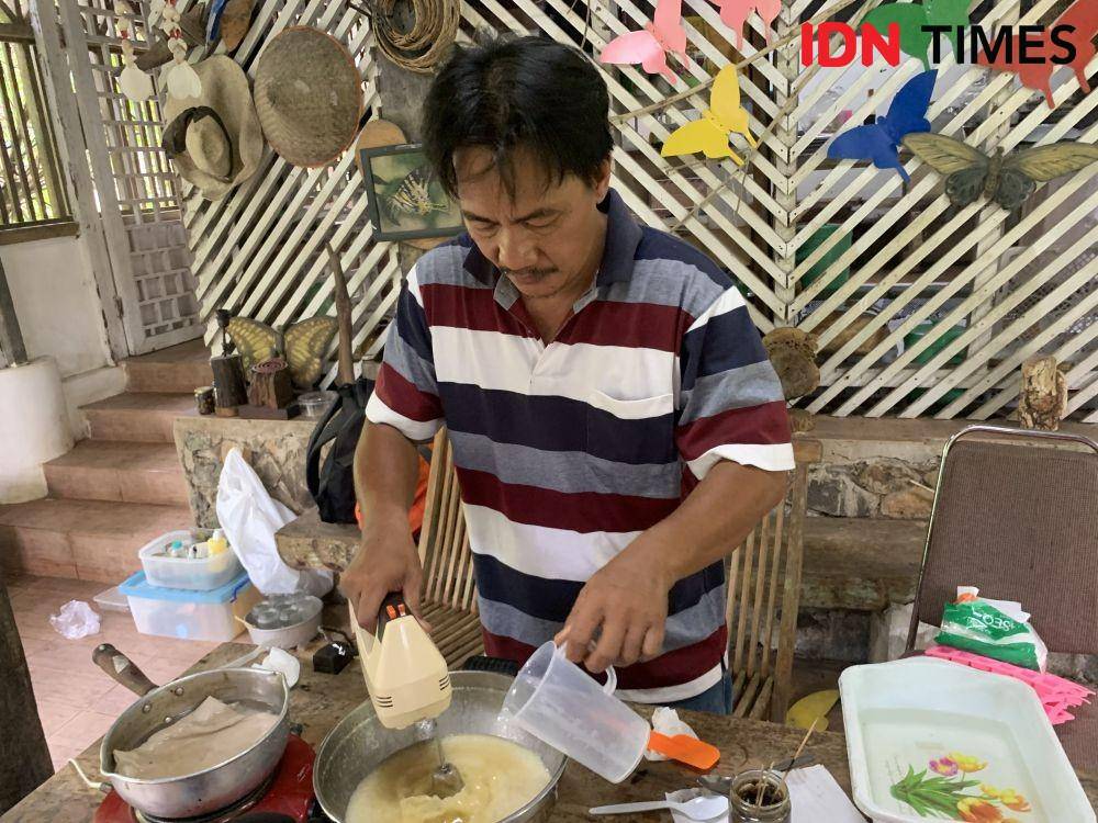 Membuat sabun minyak kemiri. (IDN Times/Rohmah Mustaurida).