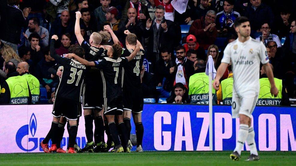 para pemain Ajax melakukan selebrasi gol (uefa.com)