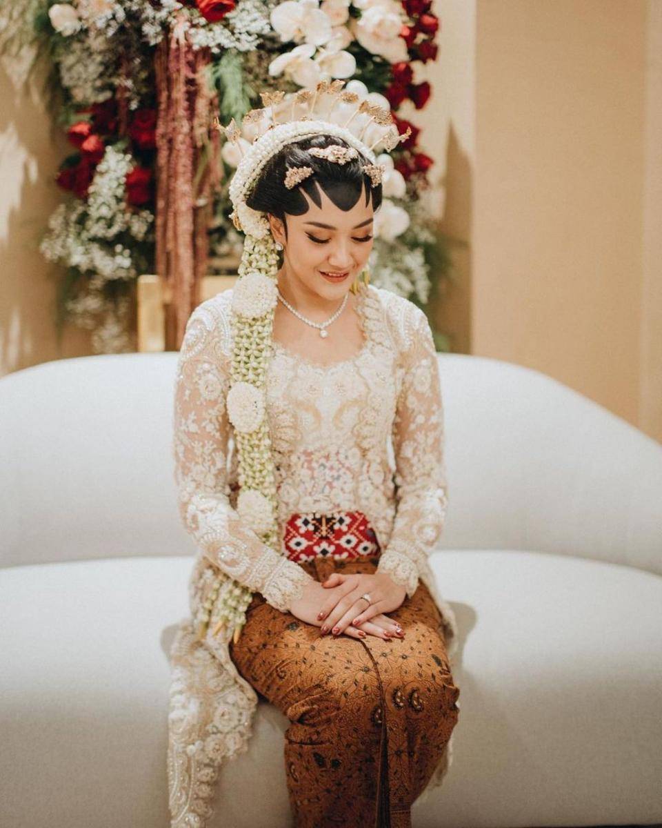 Busana pernikahan Putri Tanjung. (instagram.com/morden.co)