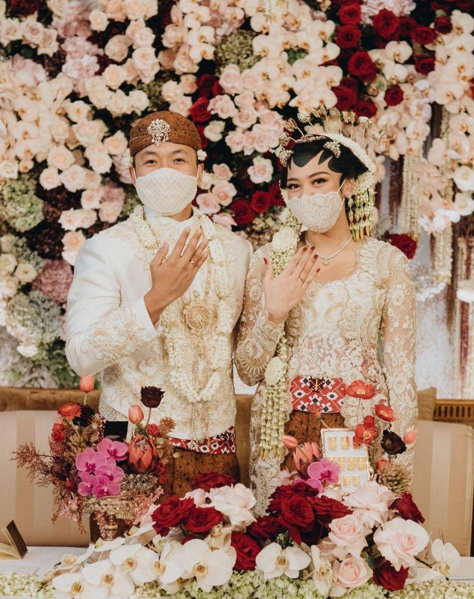 Busana pernikahan Putri Tanjung. (instagram.com/thebridestory)