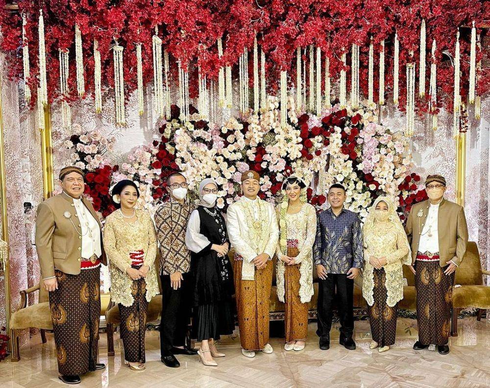 Busana pernikahan Putri Tanjung. (instagram.com/angkie.yudistia)