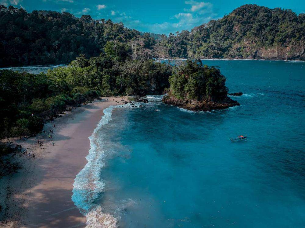 potret pesona Pantai Teluk Hijau (instagram.com/adindakiran)