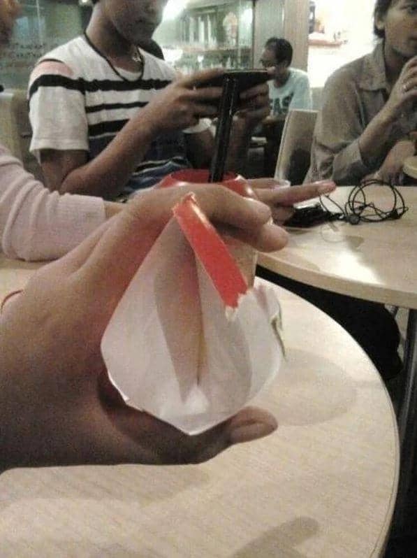 buka amplop nyesek (instagram.com/humorsantuy)