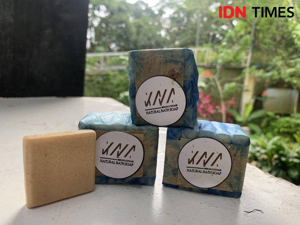 Sabun dari minyak kemiri. (IDN Times/Rohmah Mustaurida).