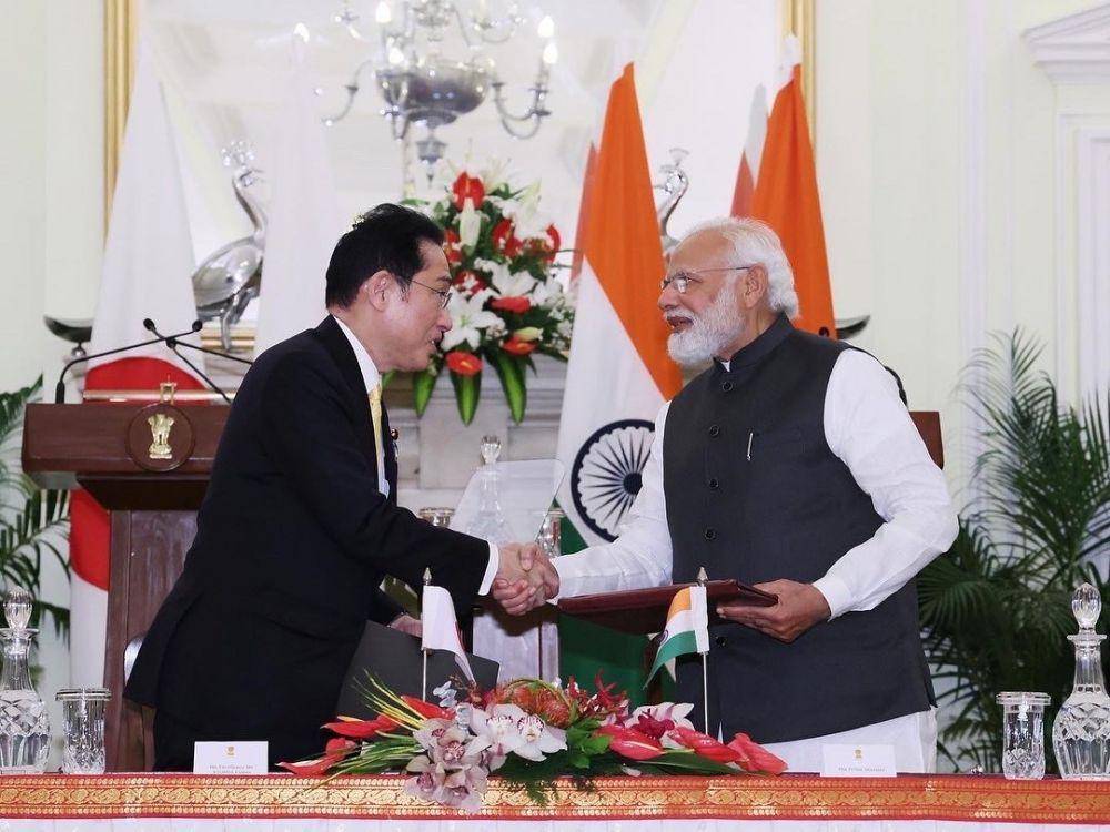 Perdana Menteri Jepang Fumio Kishida (kiri) bertemu dengan Perdana Menteri India Narendra Modi di New Delhi (19/3/2022). (twitter.com/kantei)