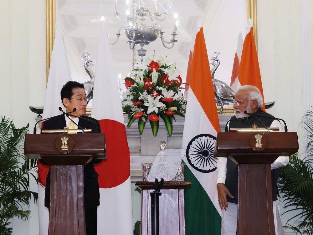 Perdana Menteri Jepang Fumio Kishida (kiri) bertemu dengan Perdana Menteri India Narendra Modi di New Delhi (19/3/2022). (twitter.com/kantei)