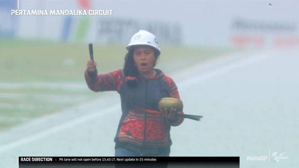 Pawang hujan di MotoGP Mandalika (Twitter.com/motogp)