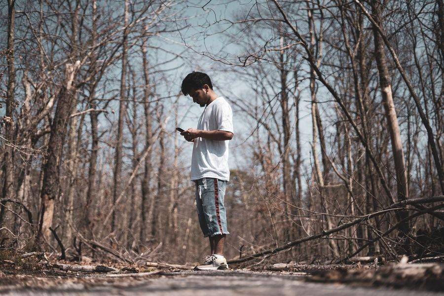 Ilustrasi laki-laki sedang bermain ponsel (pexels.com/Red Light Films & Photography)