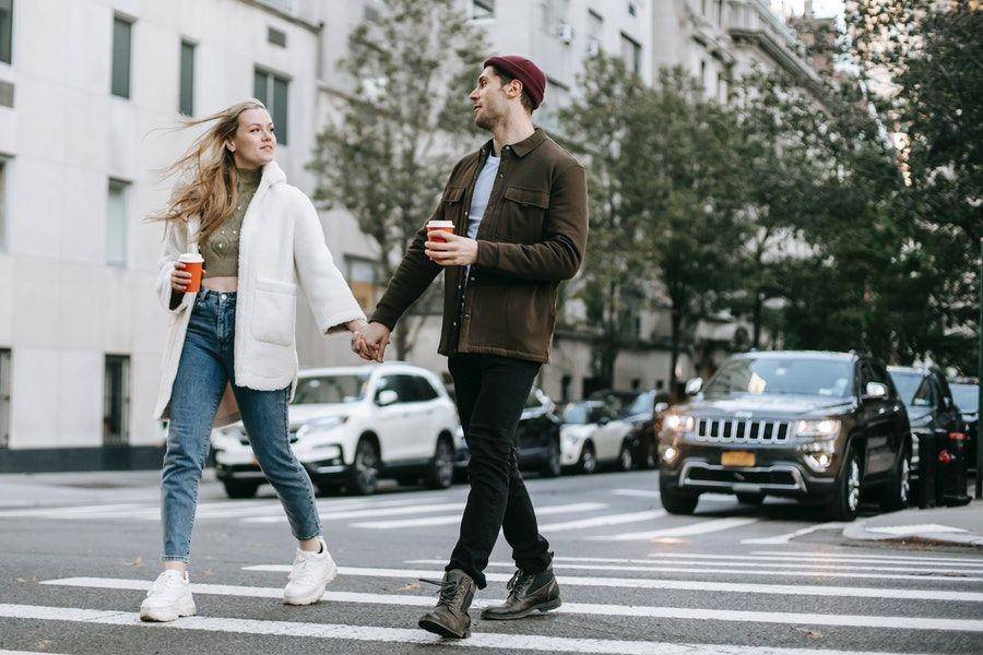 Ilustrasi pasangan sedang berjalan-jalan (pexels.com/Katerina Holmes)