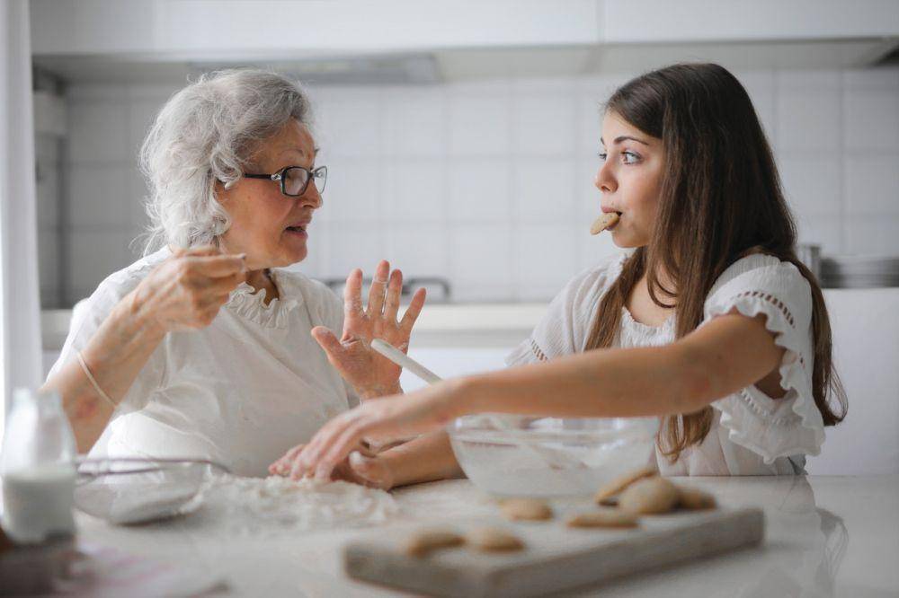 ilustrasi memasak bersama nenek (pexels.com/Andrea Piacquadio)