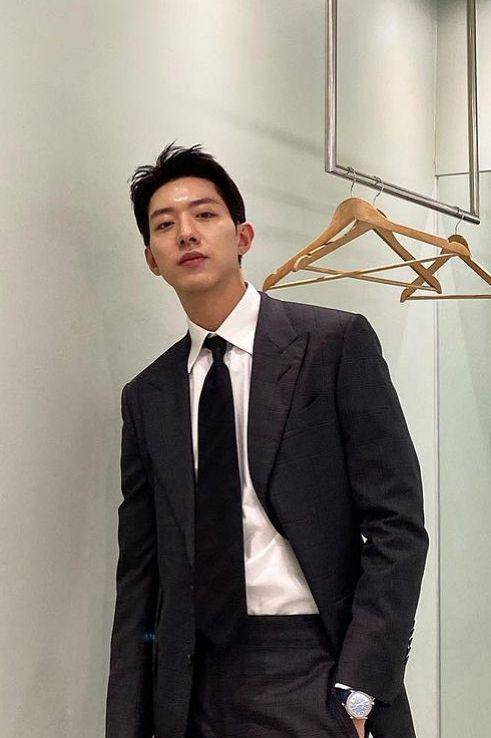 Lee Jung Shin CN Blue (instagram.com/leejungshin91)