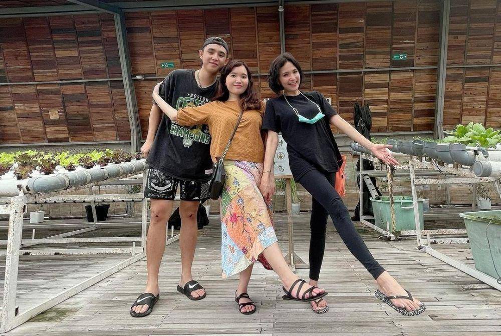 potret Nunu Datau bersama dua anaknya (instagram.com/nunudatau)