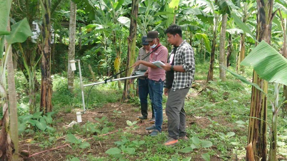 Tim Pusat Survey Badan Geologoi Bandung lakukan riset di lokasi temuan arca. IDN Times/ Bramanta Pamungkas