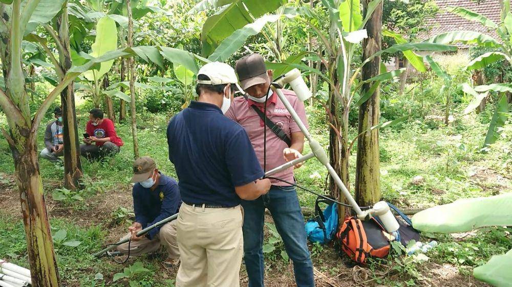 Tim Pusat Survey Badan Geologoi Bandung lakukan riset di lokasi temuan arca. IDN Times/ Bramanta Pamungkas