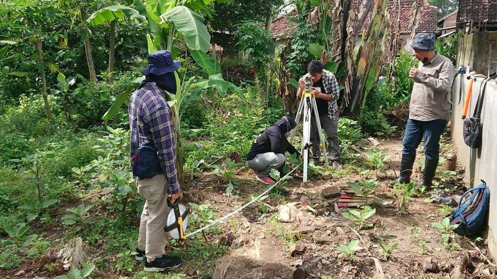 Tim Pusat Survey Badan Geologoi Bandung lakukan riset di lokasi temuan arca. IDN Times/ Bramanta Pamungkas