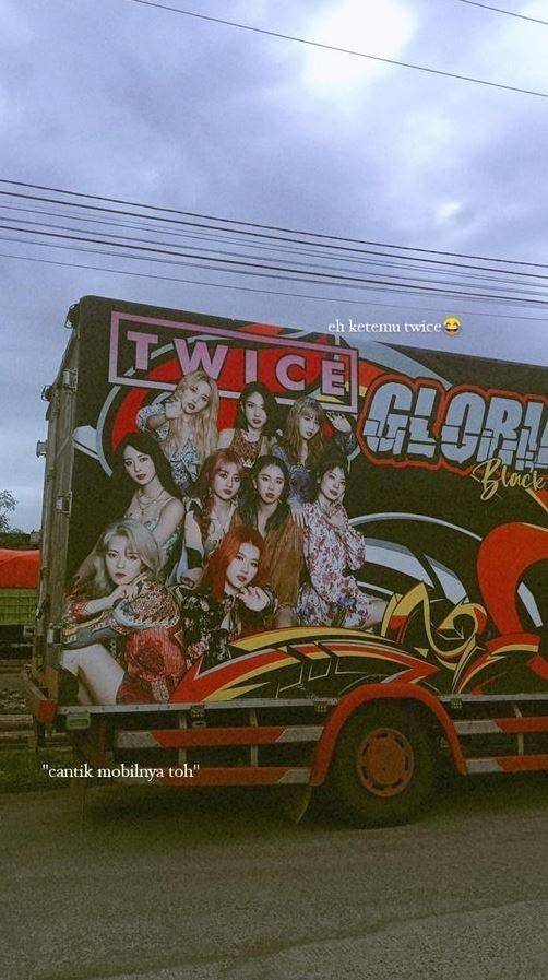 wajah idol KPop di bak truk (twitter.com/jowoshitpost)