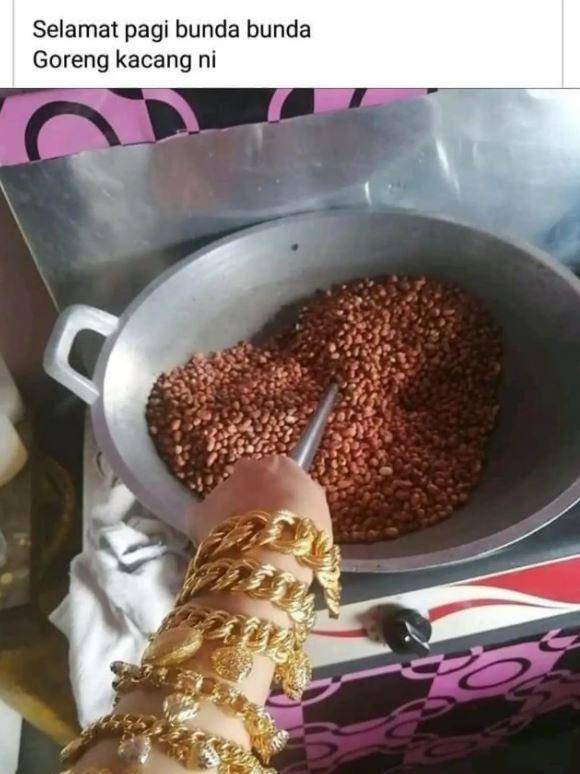 potret lucu emak-emak menggoreng (1cak.com)