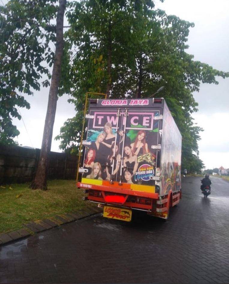 wajah idol KPop di bak truk (twitter.com/jowoshitpost)